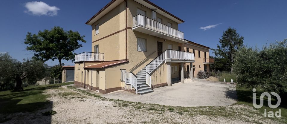 Lodge 23 rooms of 270 m² in Monsampietro Morico (63842)