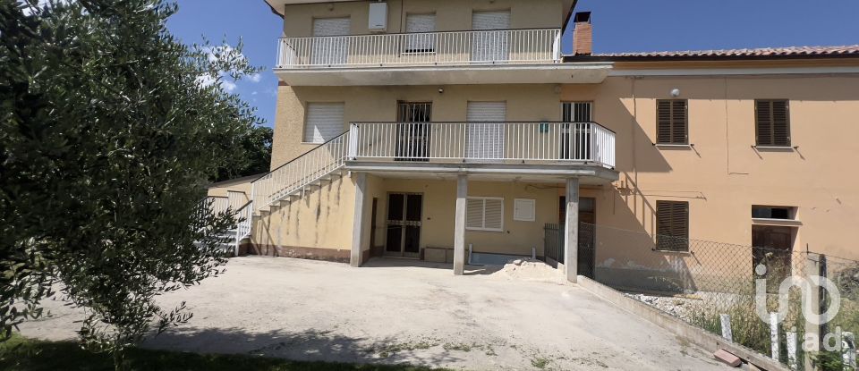 Casa 23 locali di 270 m² in Monsampietro Morico (63842)