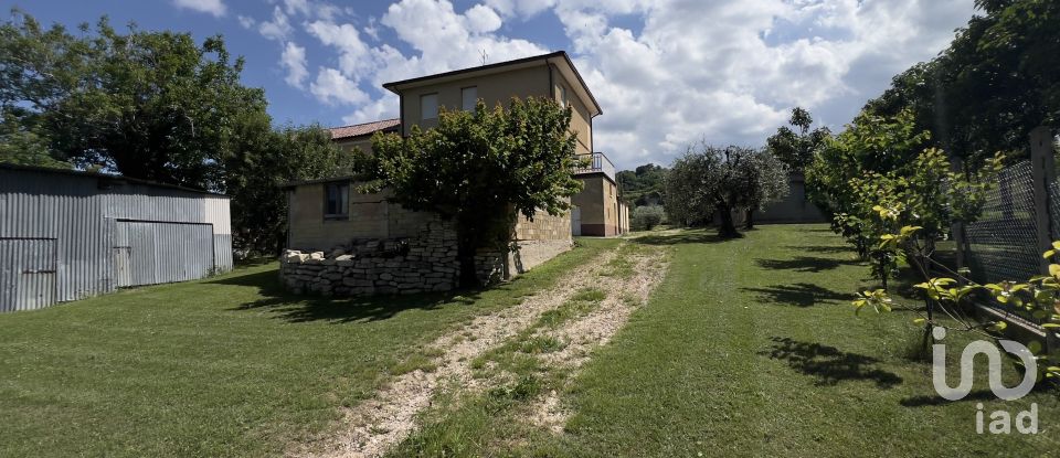 Lodge 23 rooms of 270 m² in Monsampietro Morico (63842)