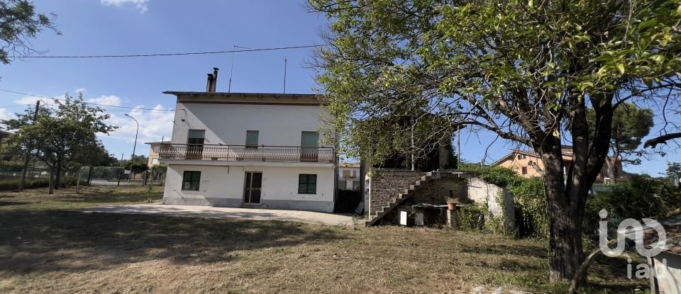 Casa 8 locali di 200 m² in Falerone (63837)