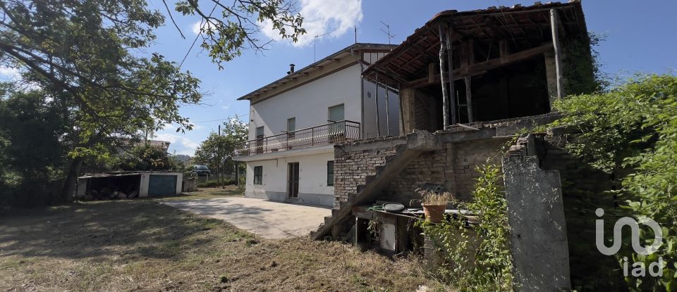 Casa 8 locali di 200 m² in Falerone (63837)