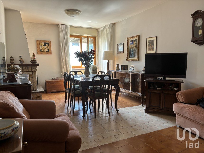 Four-room apartment of 126 m² in Deruta (06053)