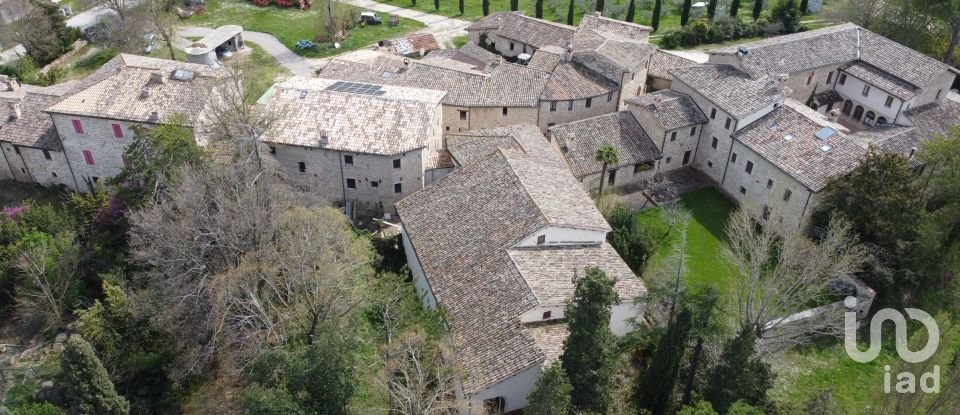 Farm 14 rooms of 604 m² in Camerino (62032)