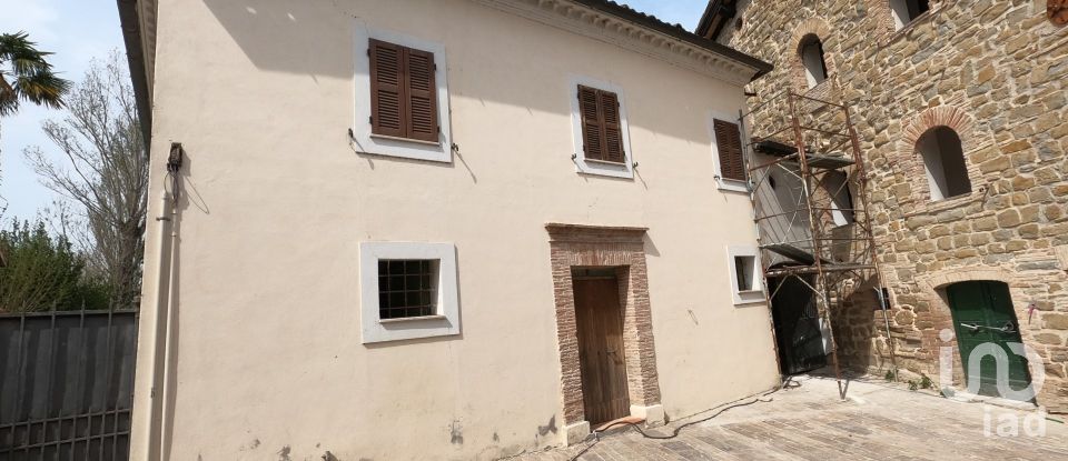 Farm 14 rooms of 604 m² in Camerino (62032)