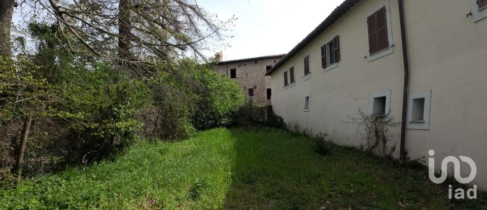 Farm 14 rooms of 604 m² in Camerino (62032)