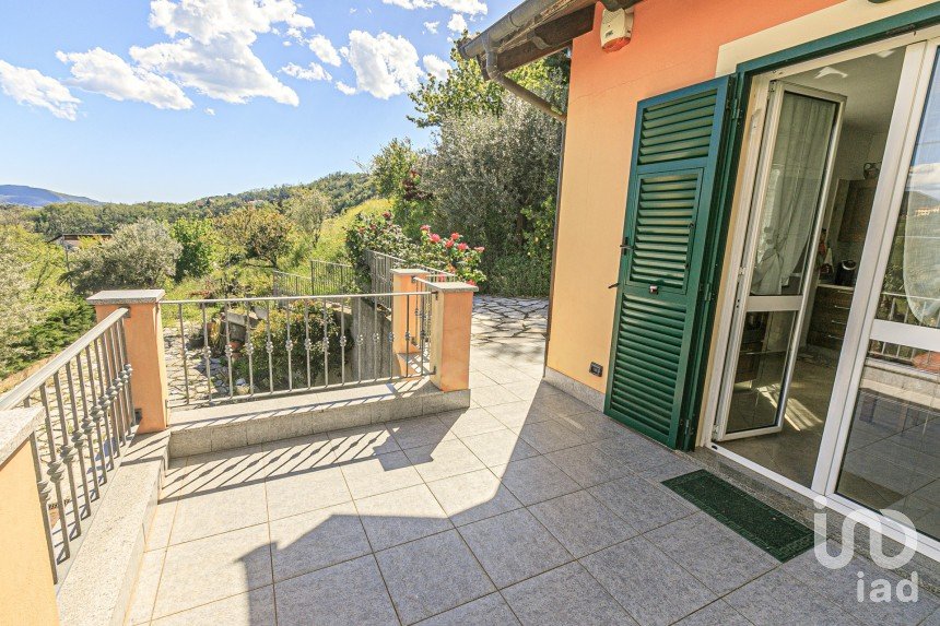 Villa 12 locali di 300 m² in Campomorone (16014)