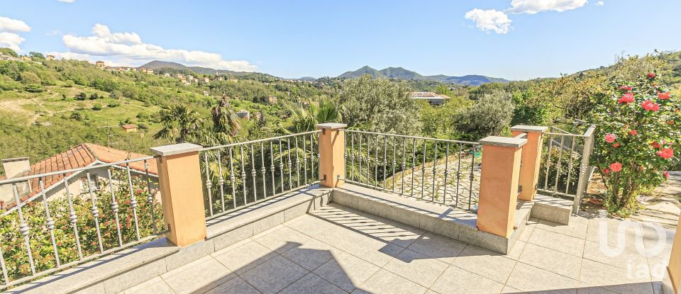 Villa 12 locali di 300 m² in Campomorone (16014)