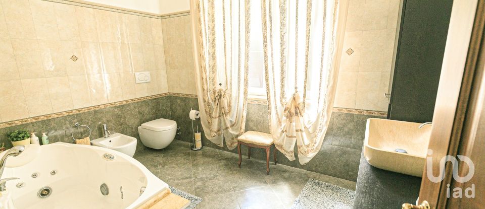 Villa 12 locali di 300 m² in Campomorone (16014)