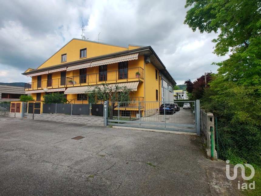 House boat 8 rooms of 196 m² in Botticino (25082)