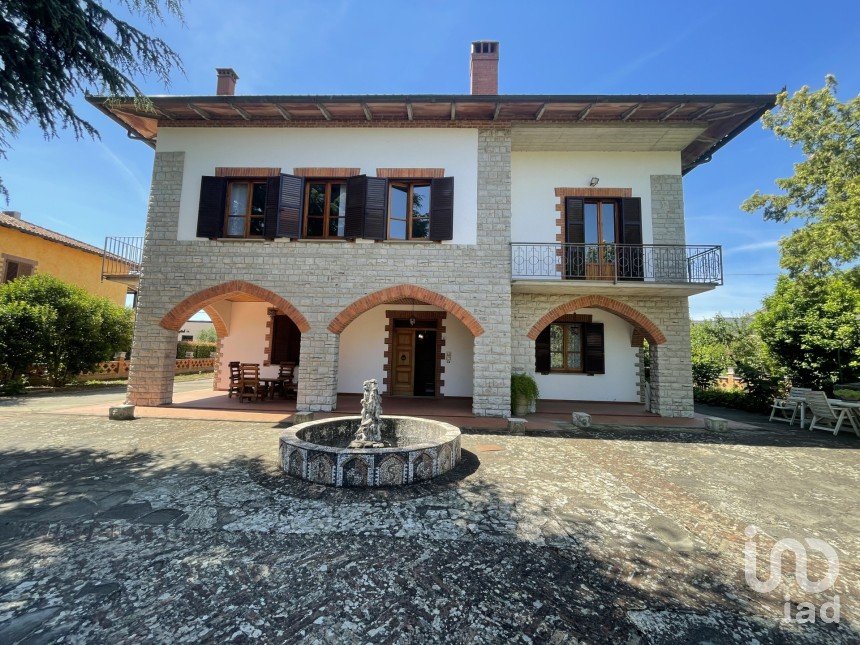 Town house 16 rooms of 355 m² in Cortona (52044)