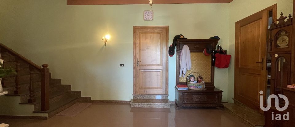 Town house 16 rooms of 355 m² in Cortona (52044)