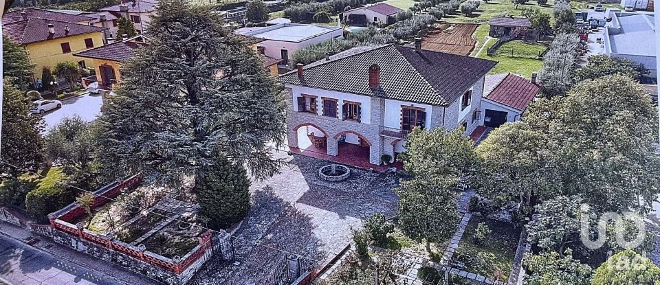 Town house 16 rooms of 355 m² in Cortona (52044)