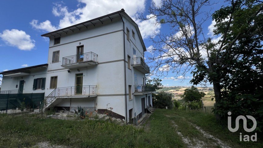 Casa 10 locali di 300 m² in Monte Urano (63813)