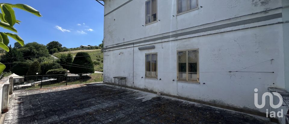 Lodge 10 rooms of 300 m² in Monte Urano (63813)