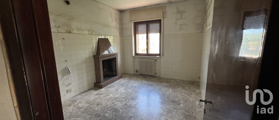 Casa 10 locali di 300 m² in Monte Urano (63813)