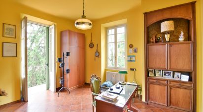 Four-room apartment of 211 m² in Cantù (22063)