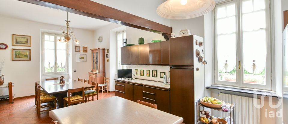 Four-room apartment of 211 m² in Cantù (22063)