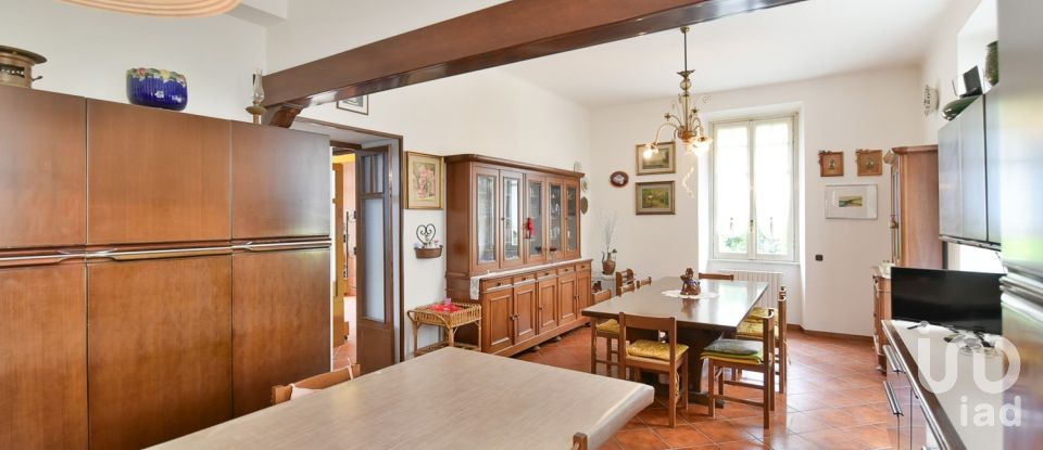 Four-room apartment of 211 m² in Cantù (22063)