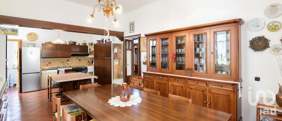 Four-room apartment of 211 m² in Cantù (22063)