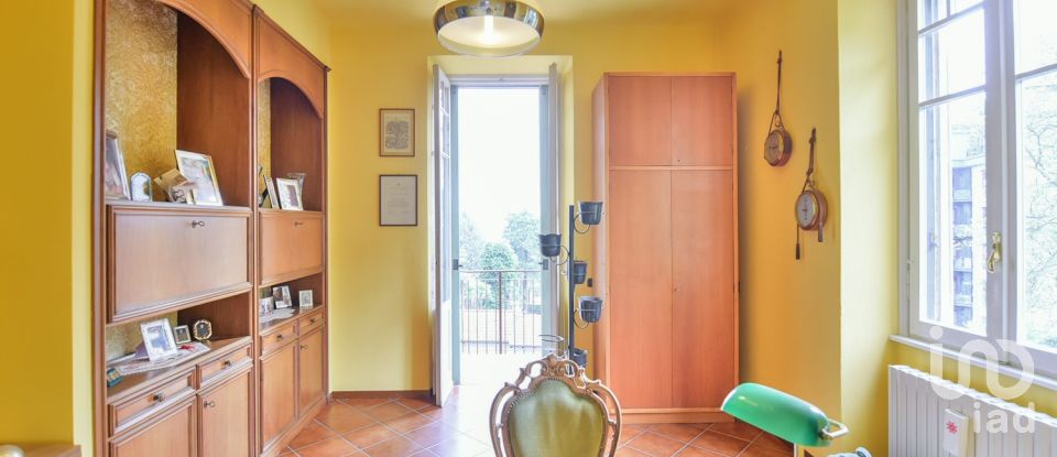 Four-room apartment of 211 m² in Cantù (22063)