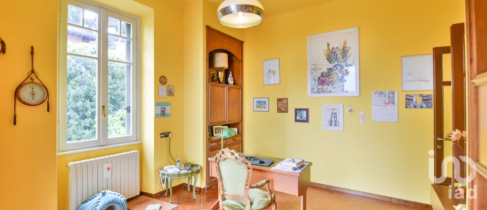 Four-room apartment of 211 m² in Cantù (22063)