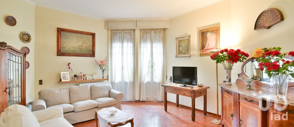 Four-room apartment of 211 m² in Cantù (22063)