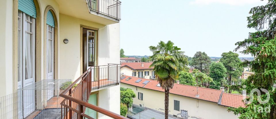 Four-room apartment of 211 m² in Cantù (22063)