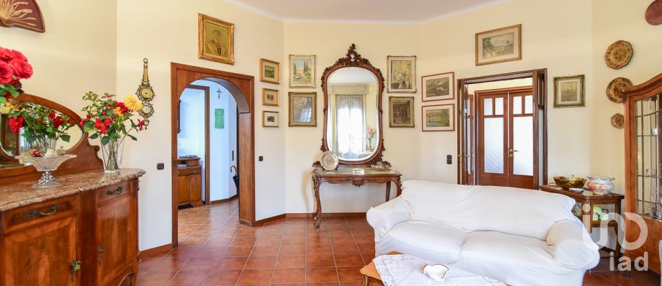 Four-room apartment of 211 m² in Cantù (22063)