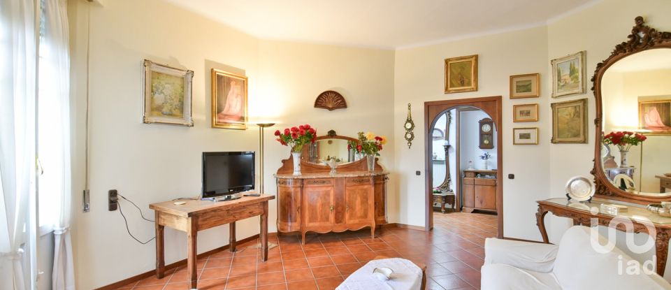 Four-room apartment of 211 m² in Cantù (22063)