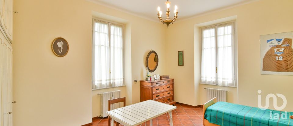 Four-room apartment of 211 m² in Cantù (22063)