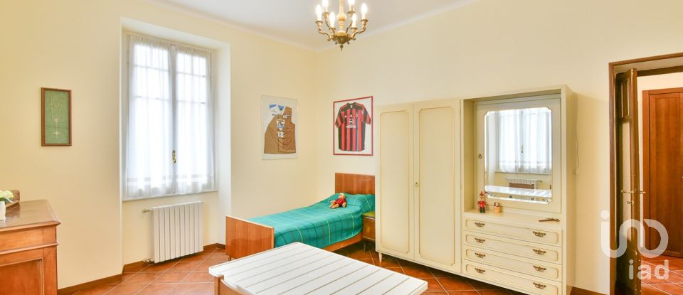 Four-room apartment of 211 m² in Cantù (22063)