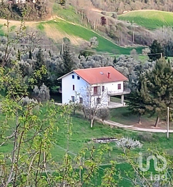 Casa indipendente 9 locali di 242 m² in Torricella Sicura (64010)