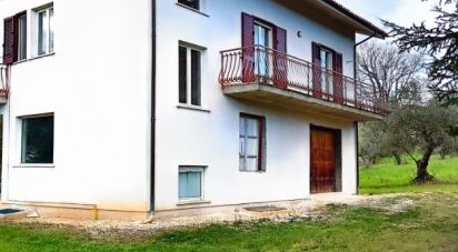 Casa indipendente 9 locali di 242 m² in Torricella Sicura (64010)