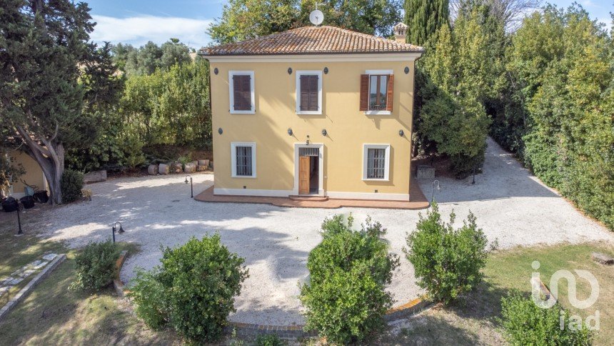 Farm 9 rooms of 206 m² in Osimo (60027)