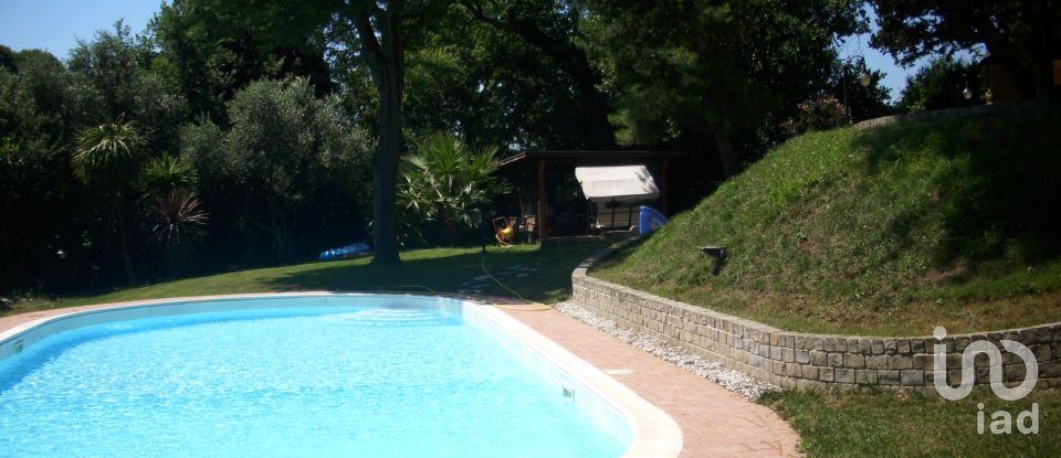 Farm 9 rooms of 206 m² in Osimo (60027)