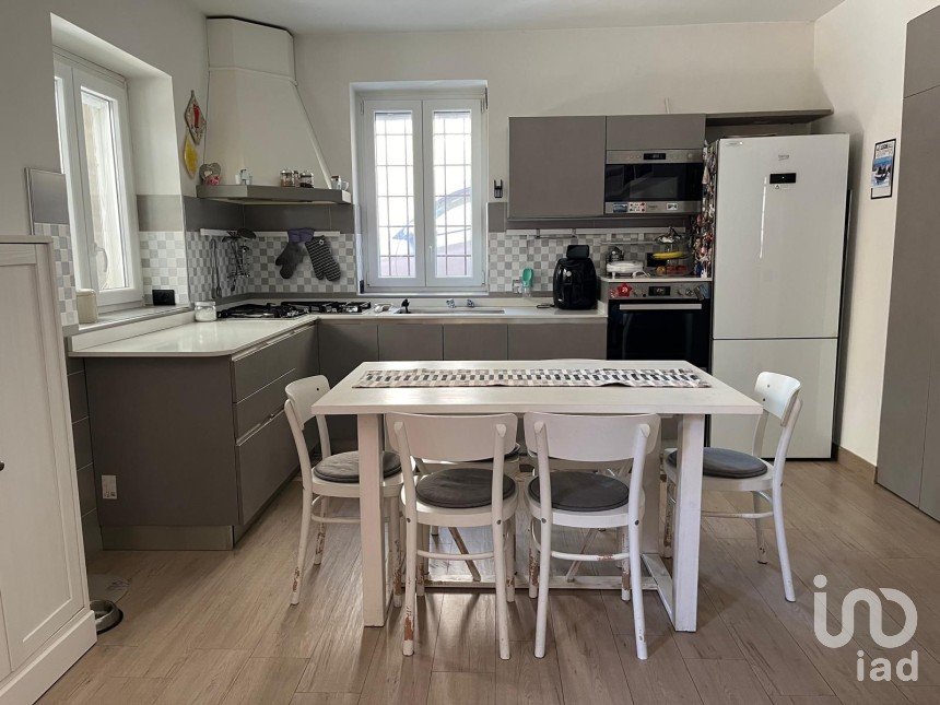 Bilocale di 109 m² a Roma (00138)