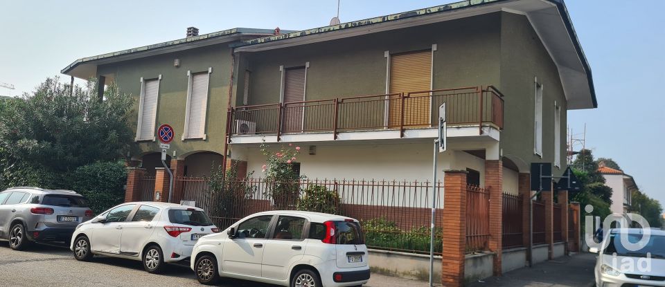 Villa Bifamiliare 10 locali di 240 m² a Abbiategrasso (20081)