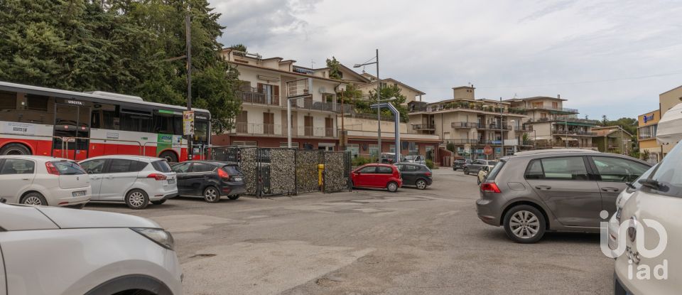 Shop / premises commercial of 414 m² in Osimo (60027)