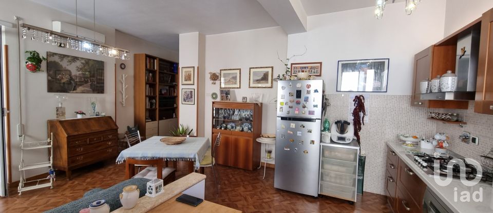 Appartamento 5 locali di 63 m² a Roma (00179)