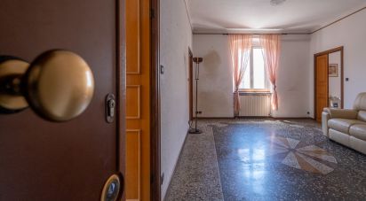 Apartment 6 rooms of 93 m² in Genova (16161)