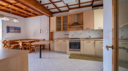 Apartment 6 rooms of 93 m² in Genova (16161)