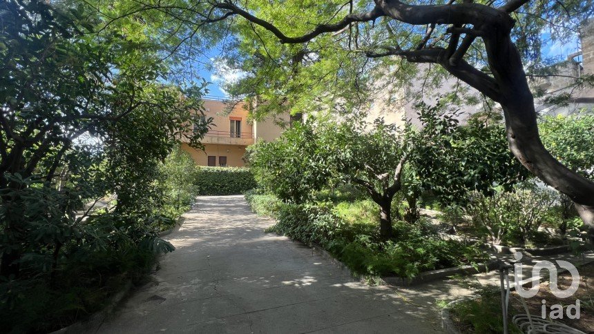 Villa 11 locali di 307 m² in Palermo (90131)