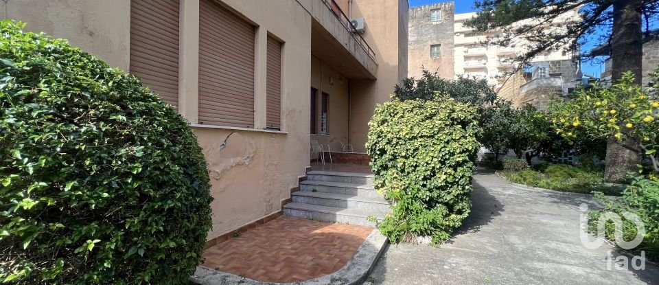 Farm 11 rooms of 307 m² in Palermo (90131)