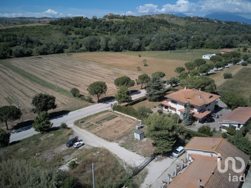 Land of 1,420 m² in Tortoreto (64018)