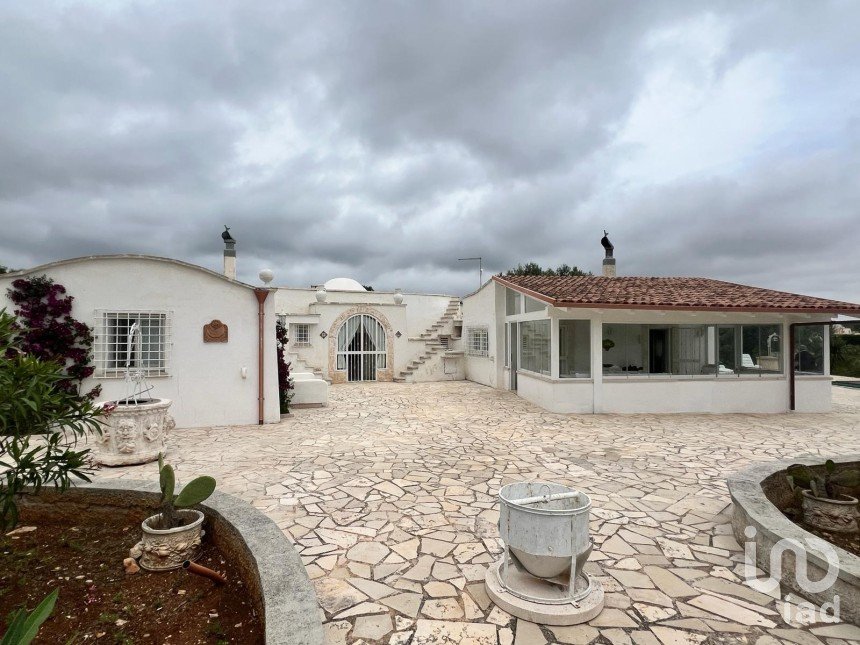 Equestrian facility 7 rooms of 120 m² in Ostuni (72017)