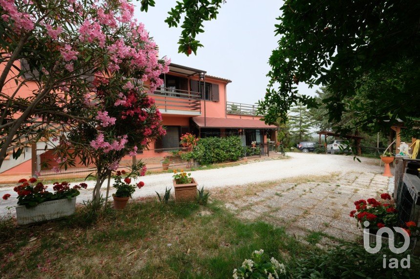 Casa 11 locali di 230 m² in Cupramontana (60034)