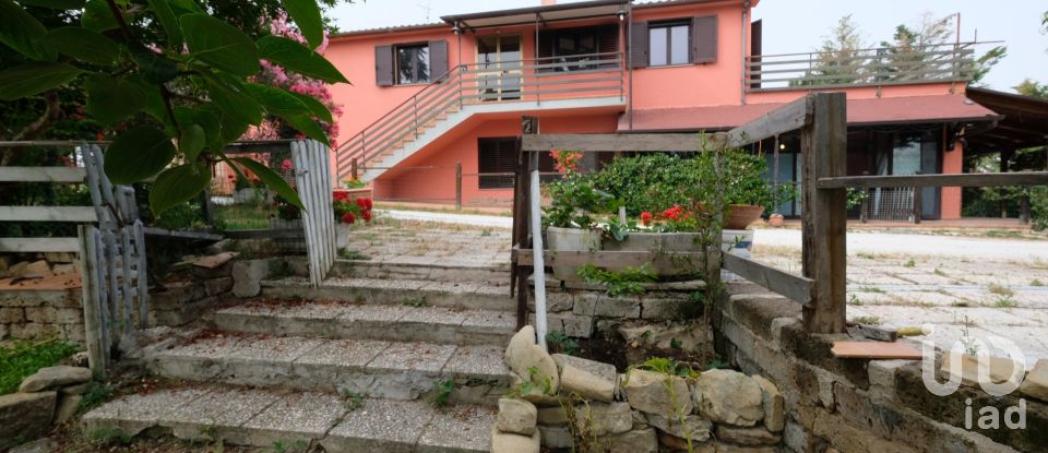 Lodge 11 rooms of 230 m² in Cupramontana (60034)