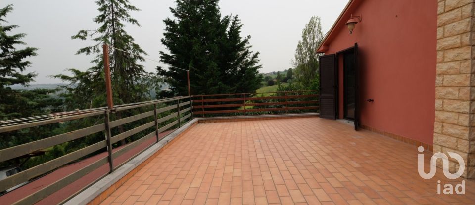 Casa 11 locali di 230 m² in Cupramontana (60034)