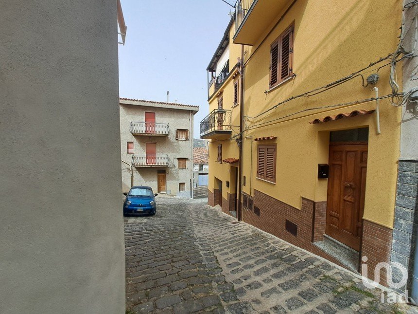 Appartamento 6 locali di 121 m² a Isnello (90010)