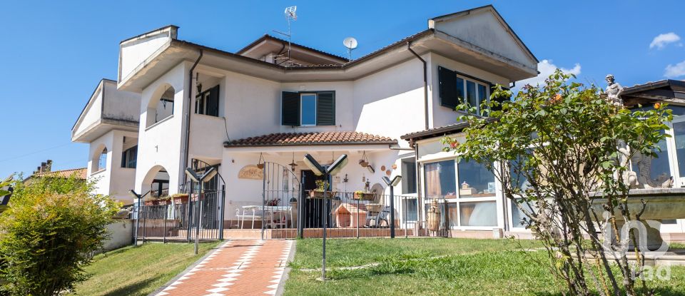 Villa Bifamiliare 13 locali di 382 m² in Cittaducale (02015)